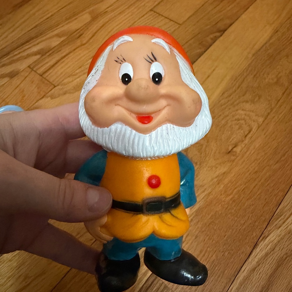Vintage Colorful 7 Dwarf Figurine Set - Picture 4 of 7